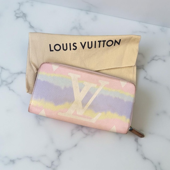 Louis Vuitton Handbags - Authentic Louis Vuitton Limited Edition Escale Monogram  Giant